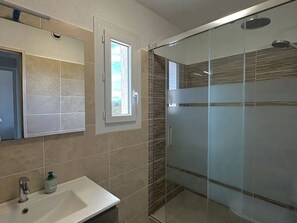 Bathroom - Cozy 3rd Floor Apt in Le Barcarès - 2BR, 50m From Beach, Terrace, Parking (Le Barcarès)