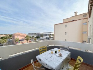 Outdoor dining - Cozy 3rd Floor Apt in Le Barcarès - 2BR, 50m From Beach, Terrace, Parking (Le Barcarès)