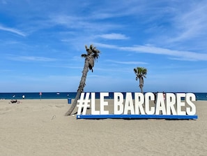 On the beach - Cozy 3rd Floor Apt in Le Barcarès - 2BR, 50m From Beach, Terrace, Parking (Le Barcarès)