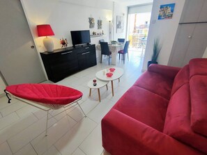 TV - Elegant 1-Bedroom Apartment in Canet-Plage - Parking Included (Canet-Plage)