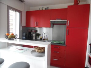 Fridge, microwave, stovetop - Elegant 1-Bedroom Apartment in Canet-Plage - Parking Included (Canet-Plage)