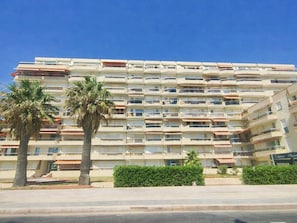 Exterior - Elegant 1-Bedroom Apartment in Canet-Plage - Parking Included (Canet-Plage)