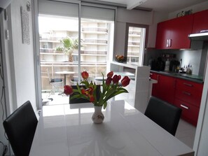 Dining - Elegant 1-Bedroom Apartment in Canet-Plage - Parking Included (Canet-Plage)