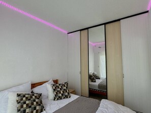 1 bedroom, free WiFi - Pleasant ground-floor T2 with terrace, parking, A/C, pets allowed (Le Barcarès)