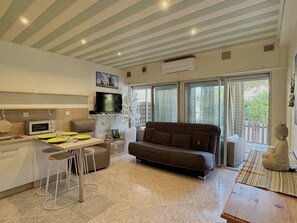 TV - Pleasant ground-floor T2 with terrace, parking, A/C, pets allowed (Le Barcarès)