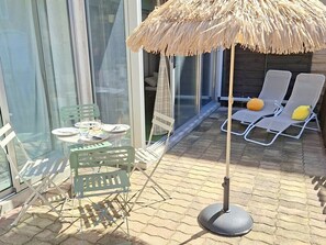 Outdoor dining - Pleasant ground-floor T2 with terrace, parking, A/C, pets allowed (Le Barcarès)