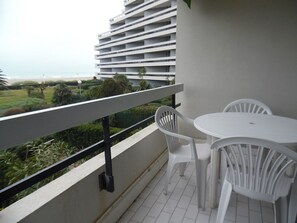 Outdoor dining - Renovated studio 4 pers sea view with parking and air conditioning (Canet-Plage)