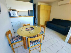 Dining - Renovated studio 4 pers sea view with parking and air conditioning (Canet-Plage)