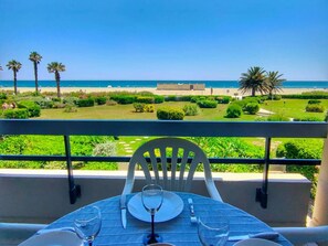 Outdoor dining - Renovated studio 4 pers sea view with parking and air conditioning (Canet-Plage)