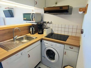 Fridge, microwave, stovetop, dishwasher - Renovated studio 4 pers sea view with parking and air conditioning (Canet-Plage)