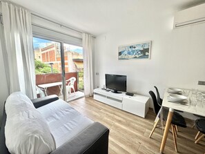 TV - Central Apartment in Roses, Close to Beach, Shops, and Bus Station (Roses)