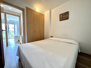 2 bedrooms, free WiFi - Central Apartment in Roses, Close to Beach, Shops, and Bus Station (Roses)