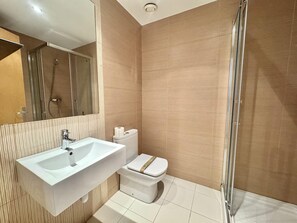 Bathroom - Central Apartment in Roses, Close to Beach, Shops, and Bus Station (Roses)