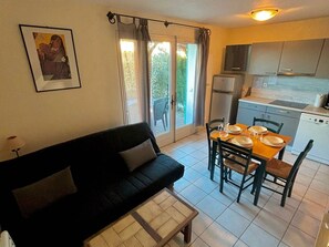 TV - Cozy Maisonette with Shared Pool, Terrace, & Parking - 1.5km from Beach (Le Barcarès)