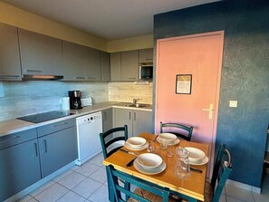 Fridge, microwave, stovetop, dishwasher - Cozy Maisonette with Shared Pool, Terrace, & Parking - 1.5km from Beach (Le Barcarès)