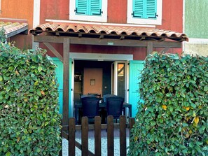 Outdoor dining - Cozy Maisonette with Shared Pool, Terrace, & Parking - 1.5km from Beach (Le Barcarès)