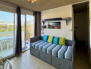 TV - Air-conditioned studio near beach and shops with terrace (Le Barcarès)
