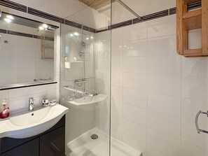 Bathroom - Air-conditioned studio near beach and shops with terrace (Le Barcarès)