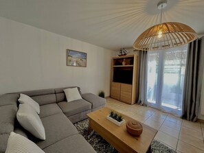 TV - Modern T3 villa with air conditioning and terrace in Barcarès (Le Barcarès)