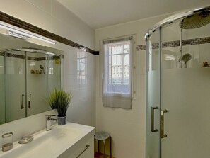 Bathroom - Modern T3 villa with air conditioning and terrace in Barcarès (Le Barcarès)