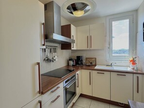 Eine moderne Küche mit Herd, Backofen und einem Fenster mit Aussicht.