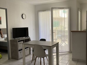 Interior - Bright T2 with air conditioning and parking 500m from beach (Canet-en-Roussillon)