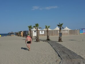 Beach nearby - Bright T2 with air conditioning and parking 500m from beach (Canet-en-Roussillon)