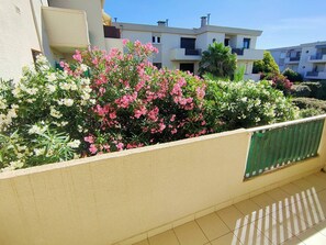 Property grounds - Bright T2 with air conditioning and parking 500m from beach (Canet-en-Roussillon)
