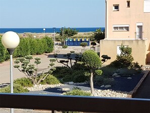 Property grounds - Comfortable duplex with large terrace and private parking 100m from the beach (Le Barcarès)