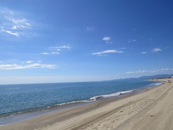 On the beach - Comfortable duplex with large terrace and private parking 100m from the beach (Le Barcarès)