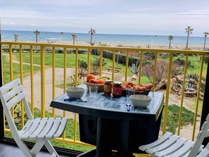 Outdoor dining - Studio cabin with sea view and private parking (Le Barcarès)