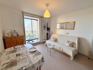 TV - Studio cabin with sea view and private parking (Le Barcarès)