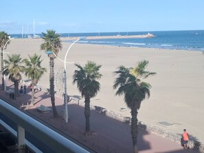 On the beach - Air-conditioned apartment, renovated, 4 people, near beach and shops (Canet-en-Roussillon)