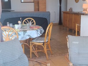 Dining - Air-conditioned apartment, renovated, 4 people, near beach and shops (Canet-en-Roussillon)