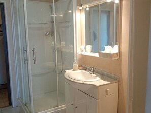 Bathroom - Air-conditioned apartment, renovated, 4 people, near beach and shops (Canet-en-Roussillon)