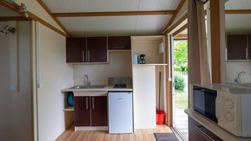 Réfrigérateur, micro-ondes, four, cafetiÚre/bouilloire