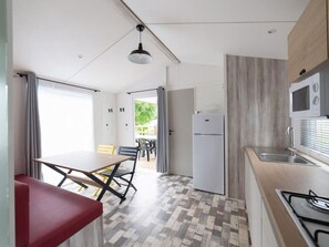Refrigerador, microondas y cafetera y tetera 