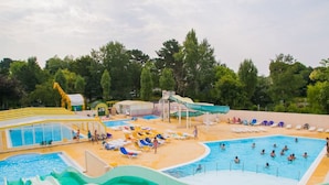 A water park with multiple pools, slides, and sun loungers. - Cozy mobile home with terrace for 4 in Bénodet (Bénodet)