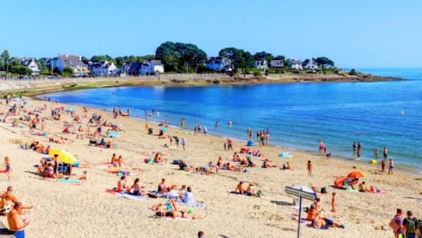 A crowded beach with people sunbathing and swimming. - Cozy mobile home with terrace for 4 in Bénodet (Bénodet)