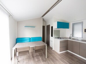 Fridge, microwave, oven, coffee/tea maker - Mobile Home in Bénodet - 3 Bedrooms, Terrace (Bénodet)