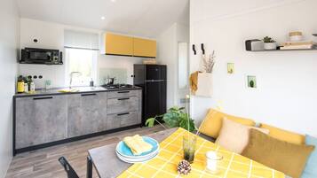 Réfrigérateur, micro-ondes, four, cafetiÚre/bouilloire