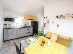 Réfrigérateur, micro-ondes, four, cafetière/bouilloire