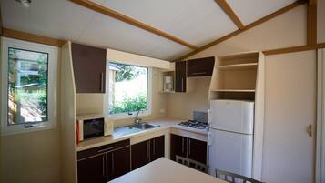 Fridge, microwave, oven, coffee/tea maker