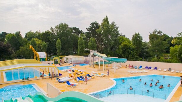 A water park with multiple pools, slides, and sun loungers. - Cozy chalet with terrace in Bénodet (Bénodet)