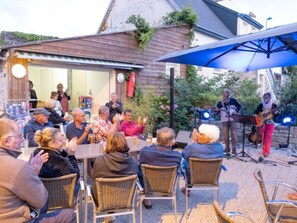 Outdoor dining - Cozy chalet with terrace in Bénodet (Bénodet)