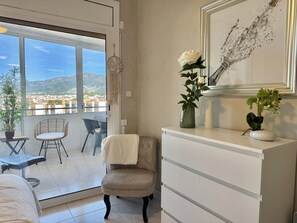 TV - Apartment with 2 Bedrooms, Terrace, and Private Parking, 500m from Roses Beach (Roses)