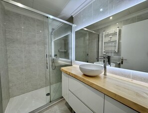 Bathroom - Apartment with 2 Bedrooms, Terrace, and Private Parking, 500m from Roses Beach (Roses)