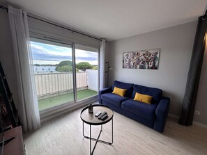 TV - Beautiful renovated 2-room apartment with air conditioning and private parking for 4 in Port Camargue (Le Grau-du-Roi)