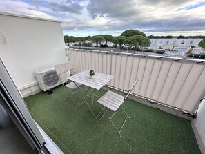 Outdoor dining - Beautiful renovated 2-room apartment with air conditioning and private parking for 4 in Port Camargue (Le Grau-du-Roi)