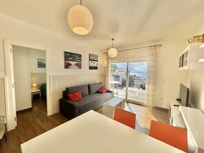 TV - Apartment in Roses with parking, terrace, sea view for 4 people, 600m from the beach (Roses)